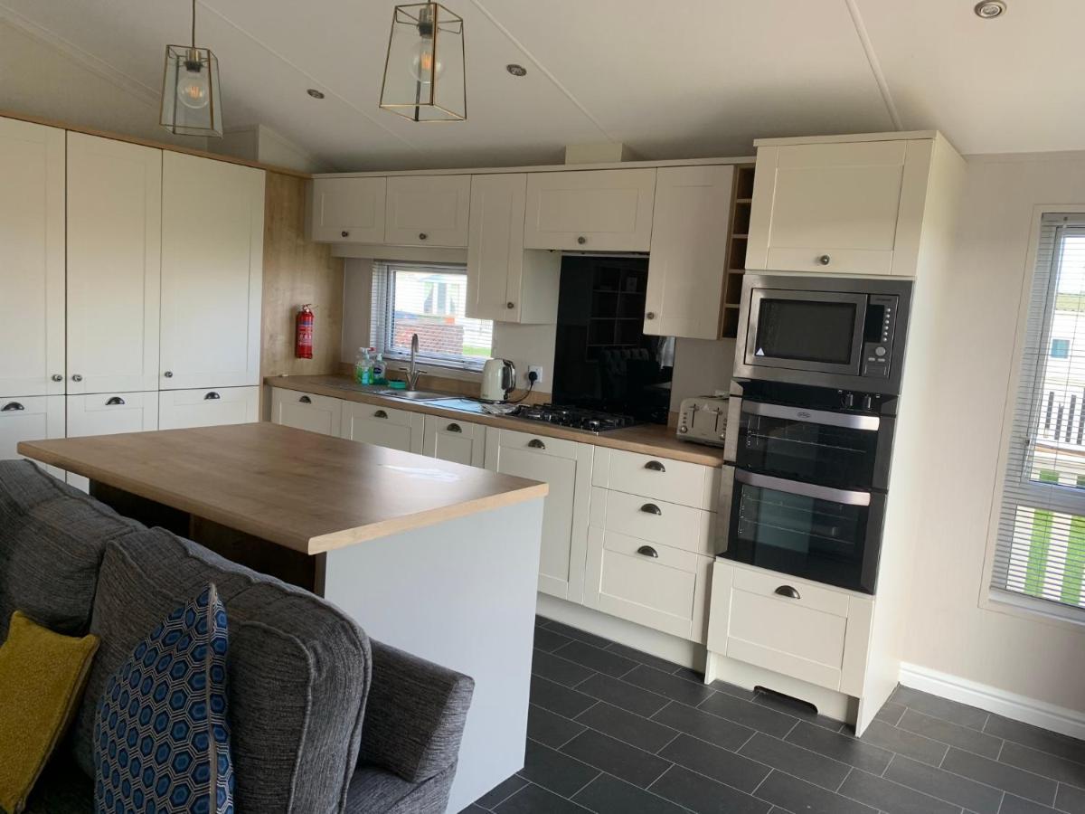 8 Birth Lodge On Cayton Bay Holiday Park Scarborough Eksteriør billede